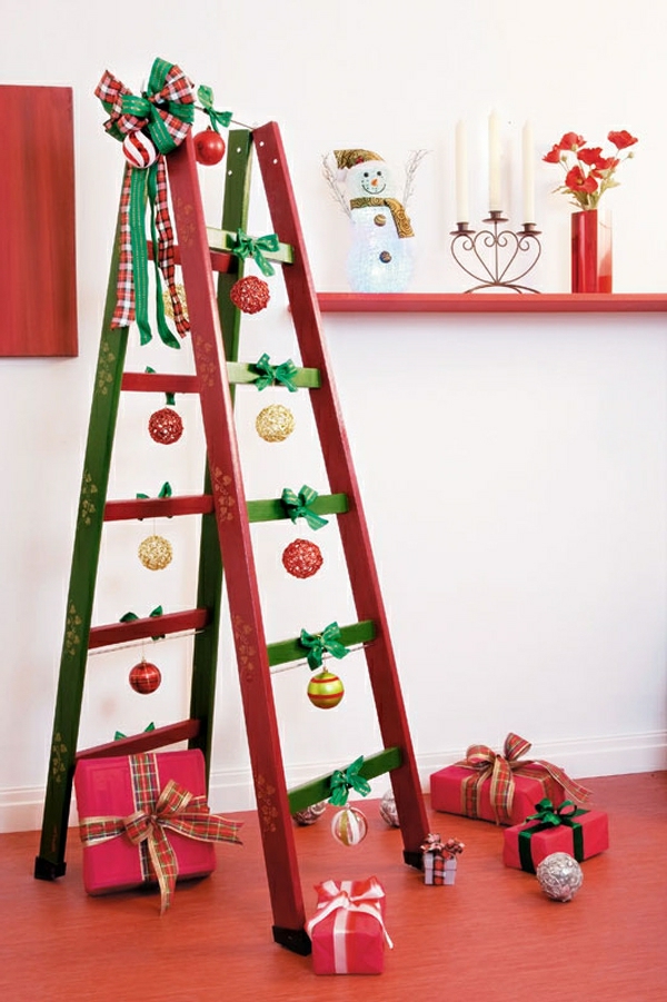 Wohnideen Leiterregal und Dekoartikel weihnachten rot grün kugel