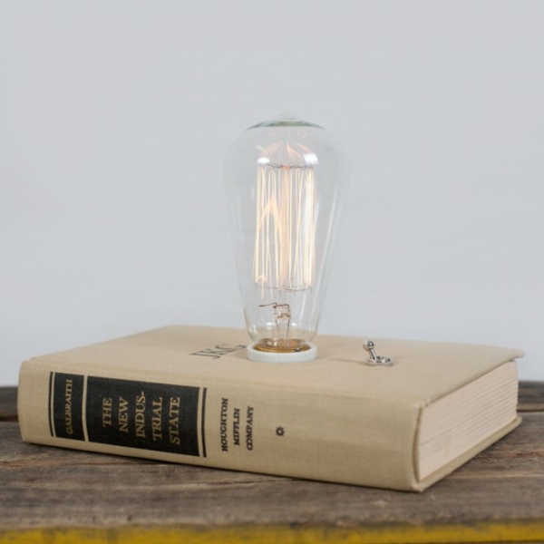 Wohnideen für  Bücher als Dekoration lampe buch lampenfuß