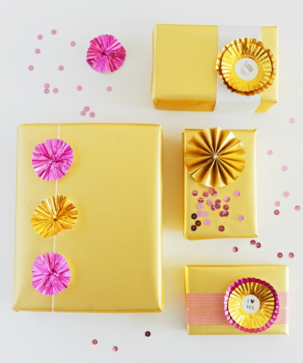 coole Dekoideen für Geschenkverpackung box gelb golden papierbackförmchen