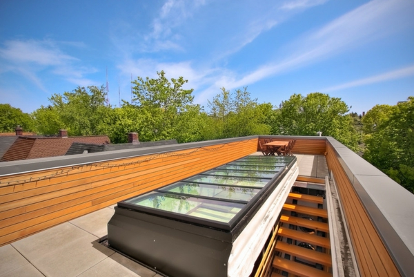 dachfenster-skylight-mit-sockel-auf-der-dachterrasse