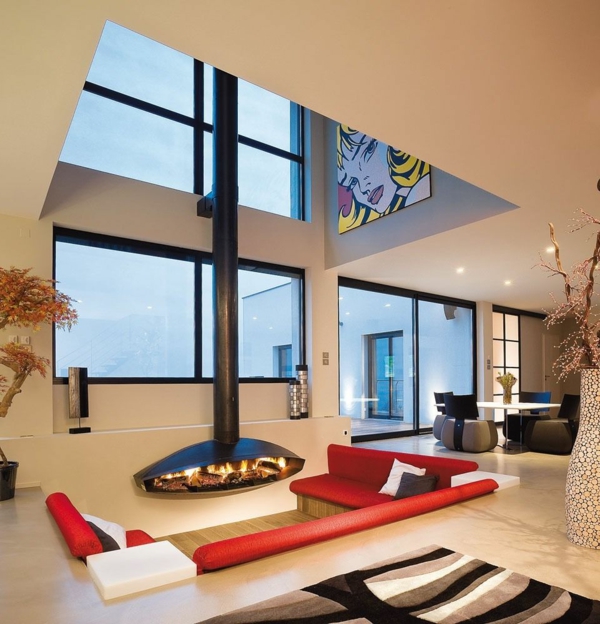 hängenden kaminofen im modernen haus rot sofas teppich glaswände