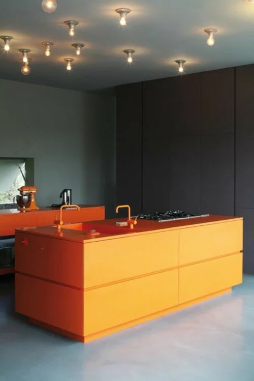 küchen design orange kücheninsel glühbirnen decke