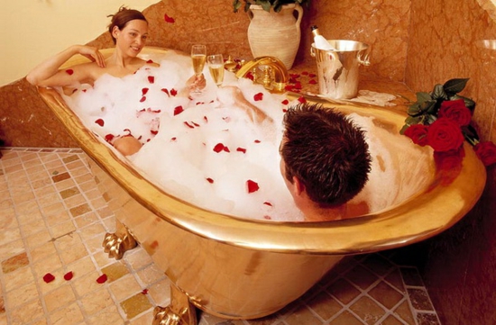 romantisches badezimmer goldene krallenfuß wanne