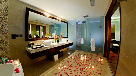 romantisches badezimmer kerzen und blütenblätter am boden