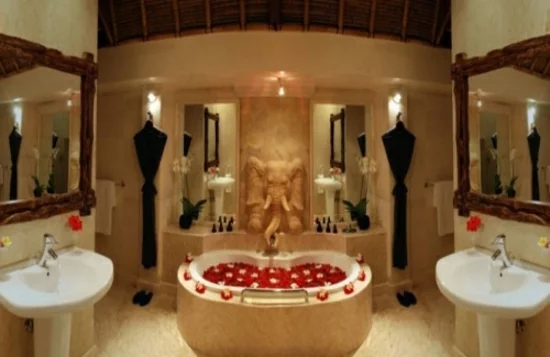 romantisches badezimmer mit elevanten plastik