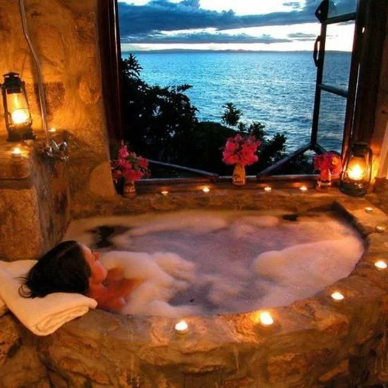 romantisches badezimmer mit meeresblick
