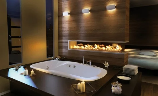 romantisches bad mit moderner feuerstelle