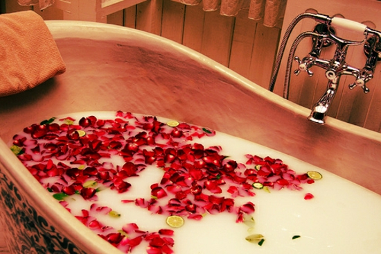 romantisches bad rosenblütenblätter und zitronen