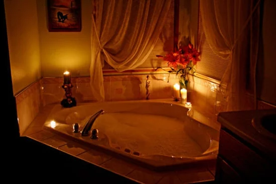 romantisches badezimmer schnittblumen und kerzenleuchter