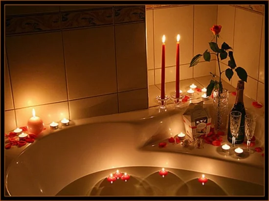 romantisches badezimmer schwimmende kerzen und sekt