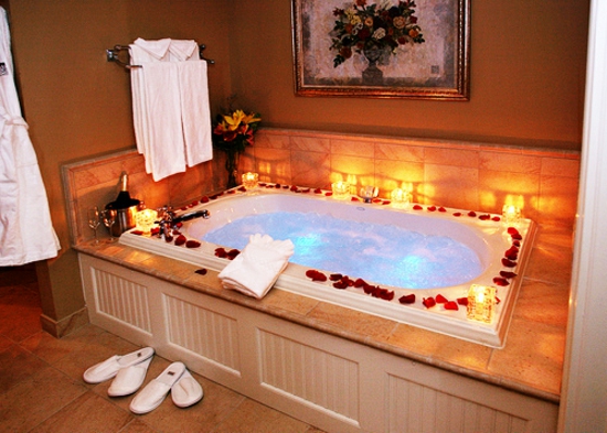 romantisches badezimmer whirlpool mit beleuchtung
