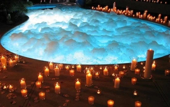 romantisches badezimmer whirlpool windlichter und kerzen