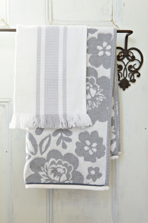 Rustikales Badezimmer romantisch gestalten