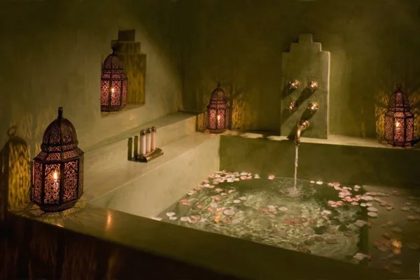 Badezimmer Deko zum Valentinstag badewanne blüten rosa