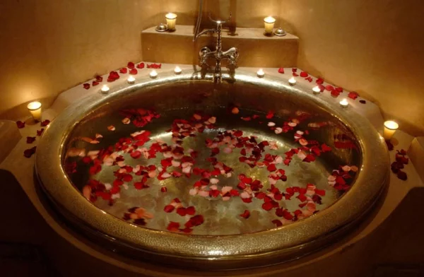 Badezimmer Deko Valentinstag badewanne rosenblüten leuchten