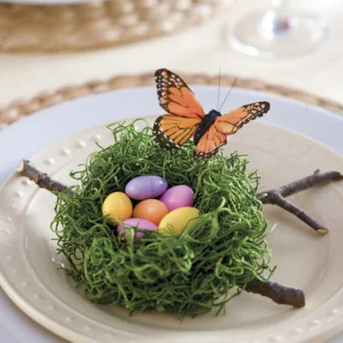 Bunte Tischdeko zu Ostern seiden schmetterling nest