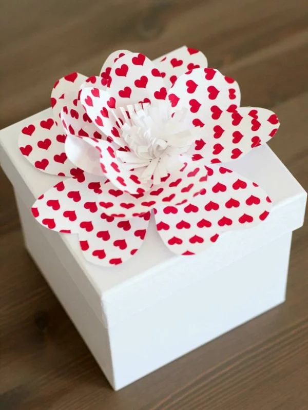 DIY Deko zum Valentinstag geschenkverpackung blumen