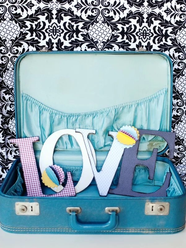 DIY Deko zum Valentinstag koffer blau liebe