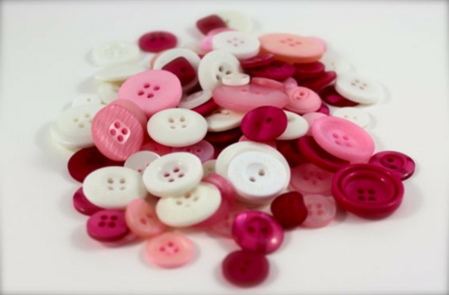 DIY Dekoideen zum Valentinstag knöpfe rosa weiß