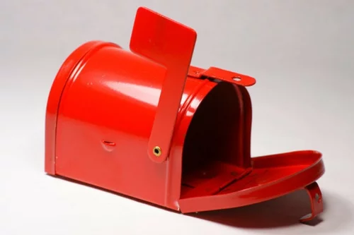 DIY Dekoideen zum Valentinstag postkasten box rot glanzvoll