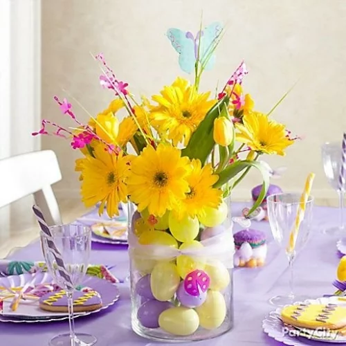 Festliche Dekoideen zu Ostern hängend glas eier gelb blumen