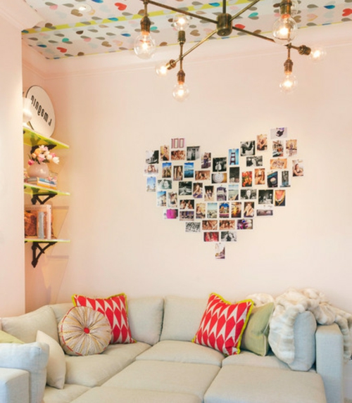 Fotowand mit Familienfotos gestalten wohnecke sofa herz form