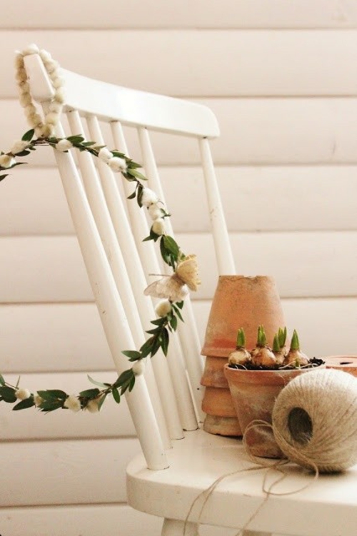 Kranz aus Frühlingsblumen basteln veranda stuhl weiß