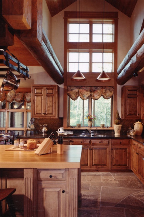 Küche Landhausstil gestalten hängelampen hohe decken