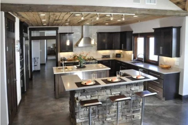 Küchen Designs mit Naturstein gestaltet teller set holz zimmerdecke