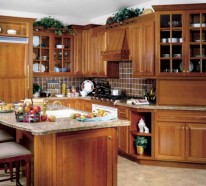 Küchenschrank und Küchenregal organisieren