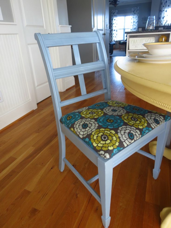 Küchentisch-mit-Stühlen-blau-lackiert-rücklehnen-auflage-blumenmuster