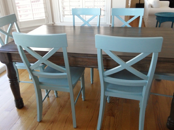 Küchentisch mit Stühlen blau lackiert rücklehnen hell farbe