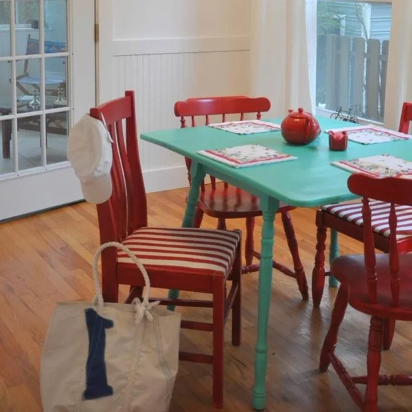 Küchentisch mit Stühlen bunt einrichtung rot grün streifen