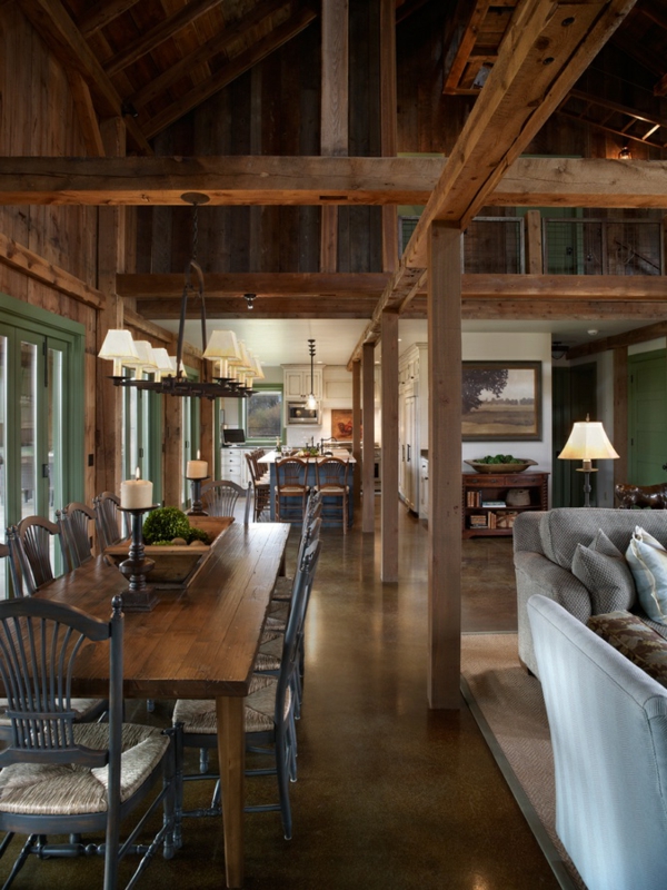 Küchentisch mit Stühlen ausgestattet