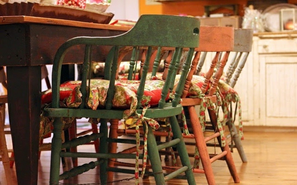 Küchentisch  Stühlen grün rot klassisch abgenutzt
