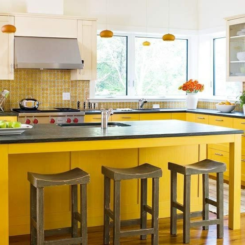 Leuchtende gelbe Küchen oberflächen hocker rustikal