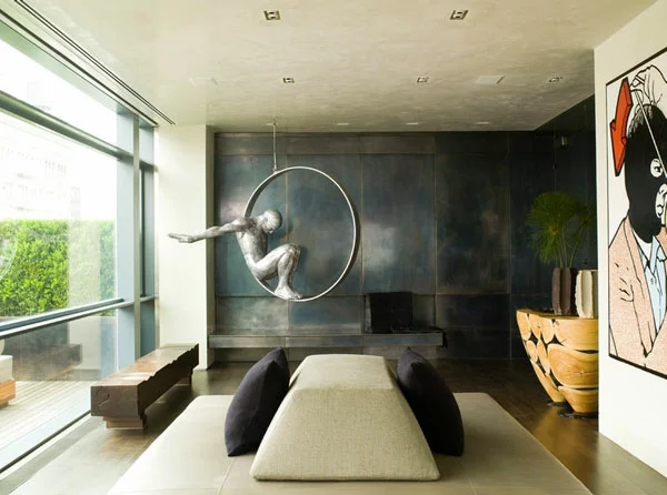 Metall-Akzente als Dekoration sofas kissen sitzbank skulptur