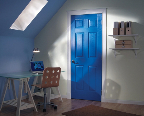 Neue Einrichtungsideen für die Zimmertüren blau bemalt
