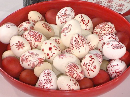 Rote Ostereier bemalen gemustert verziert weiß