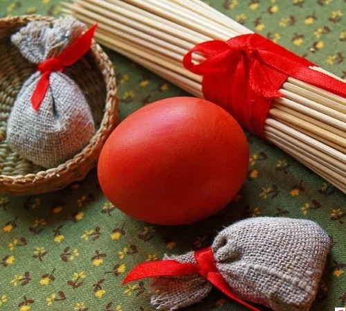  Rote Ostereier bemalen originell deko festlich