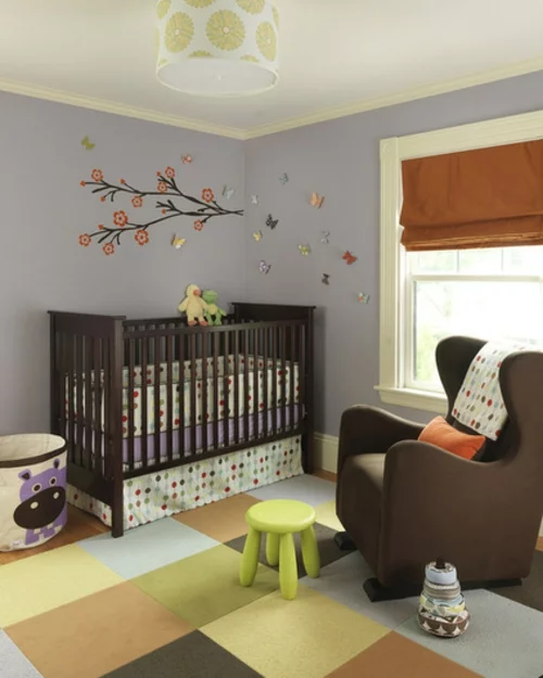 Teppichfliesen mit Stil anordnen babyzimmer bett wandtattoo