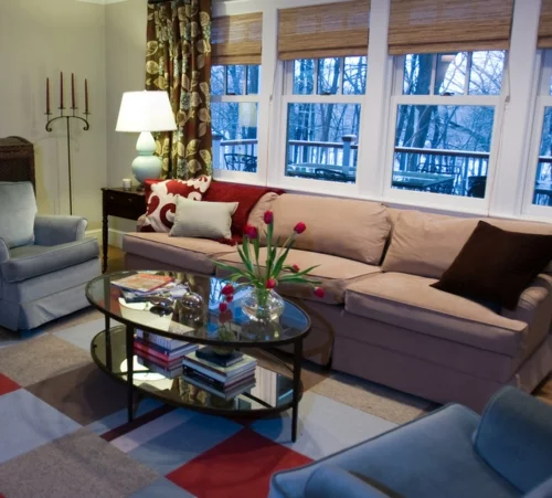 Teppichfliesen  Stil anordnen wohnzimmer sofas fenster tulpen