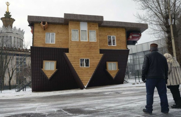 Umgedrehtes Haus in Russland draußen fassade sehenswürdigkeit