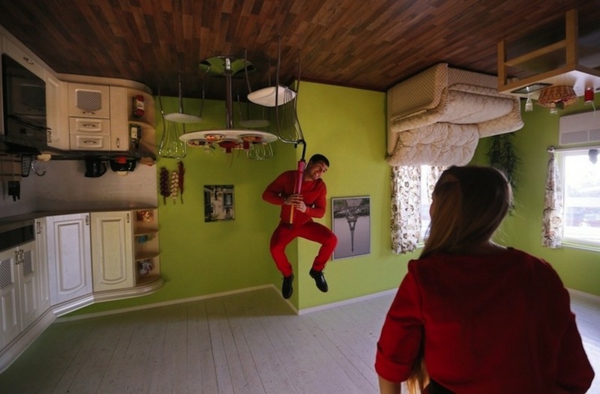 Umgedrehtes Haus in Russland grün wand esstisch mit stühlen
