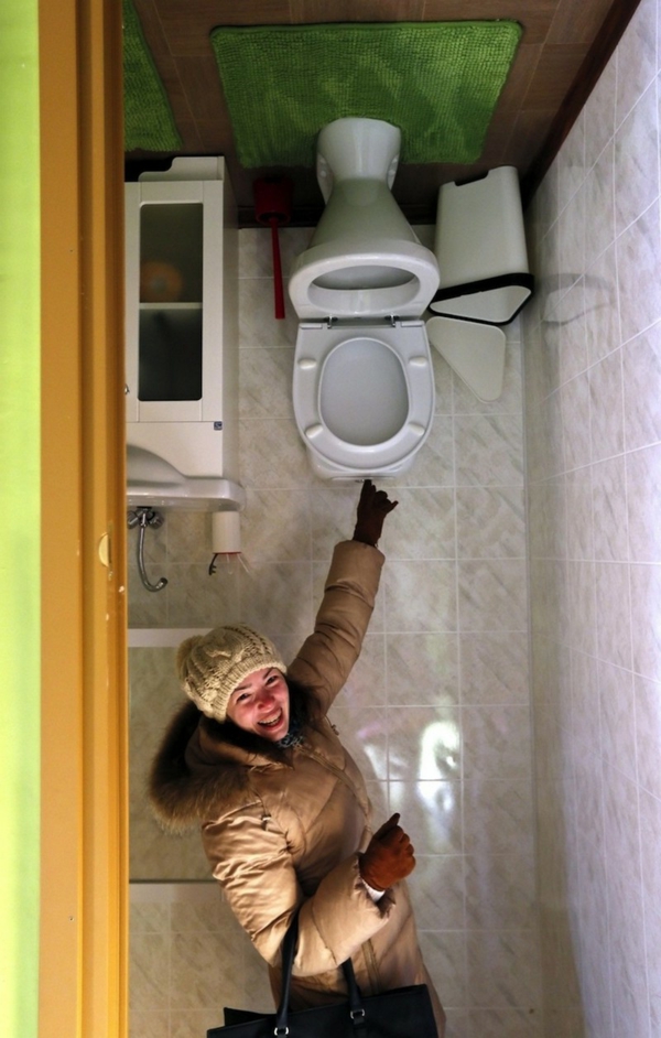 Umgedrehtes Haus in Russland wc toilette waschbecken