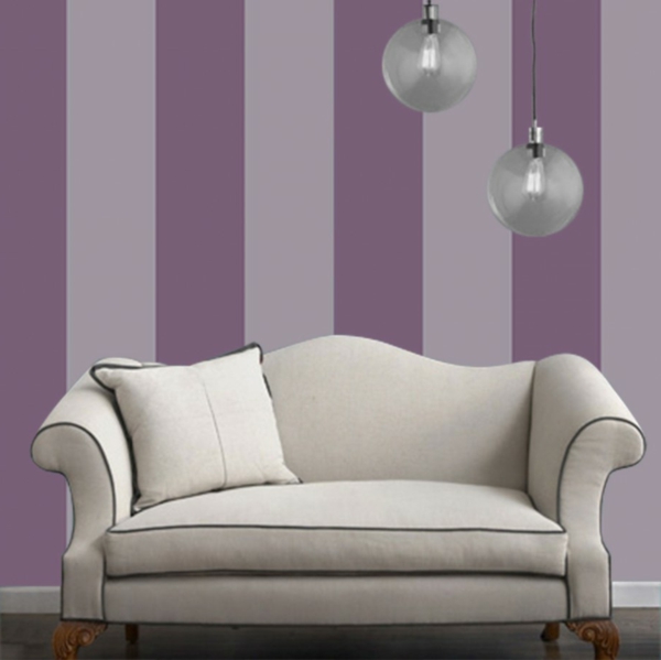 Wandgestaltung  Tapeten lila streifen hängelampen sofa