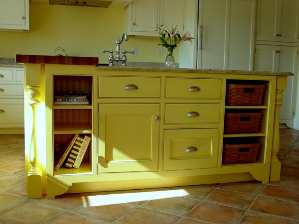 alte Kommode als Küchenblock wunderlich gelb schubladen