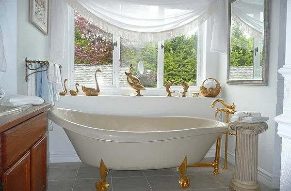 badewanne golden akzente fenster gardinen figuren