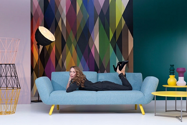 designer couch hellblau zitronengelbe füße vase tisch