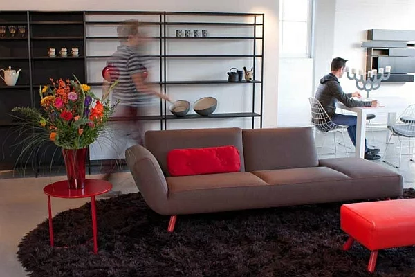 designer couch liege braun rotes kissen beistelltisch